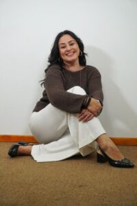 Licenciada en Filosofía por la Universidad Iberoamericana, Campus Santa Fe, cuenta con dos especialidades en Psicología Humanista.